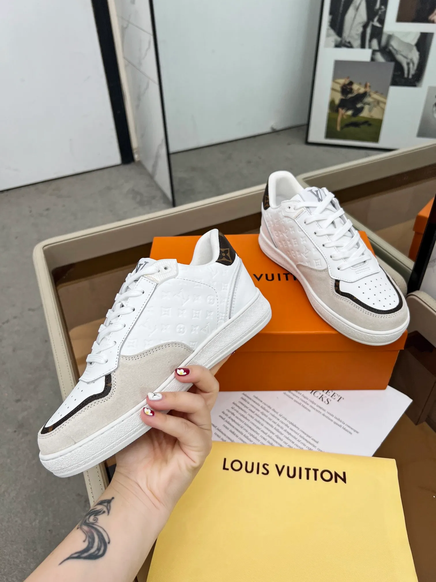 👟👟Ex-factory price 580👟👟 The new designs and colors on the v official website are updated simultaneously. This LV Stadium sneaker uses faded effect Monogram denim to perform a retro design, and is elegantly trimmed with plain leather and suede cow leather. LV lettering on the tongue and Louis Vuitton Paris embossed logo on the rubber outsole confirm the brand's identity. Code number: 36#-42# (35# 42# can be customized)